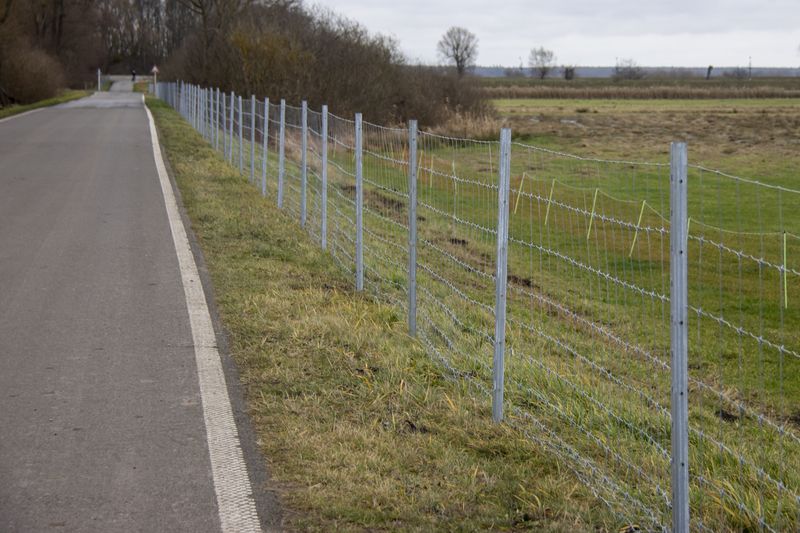 Neuer Zaun entlang der Zufahrtsstraße zur Querfahrt