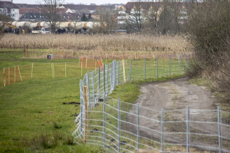 Neuer Zaun entlang des Weges am Gleis