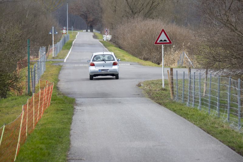 Bereich Zufahrtsstraße zur Querfahrt/ Zufahrtstraße zu den Gärten. Ein PKW hat die Zufahrt zu den Gärten verlassen.