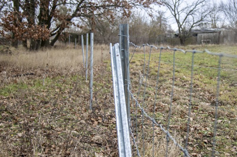 Vorhandener Zaun und die Erweiterung entlang der Berliner Straße