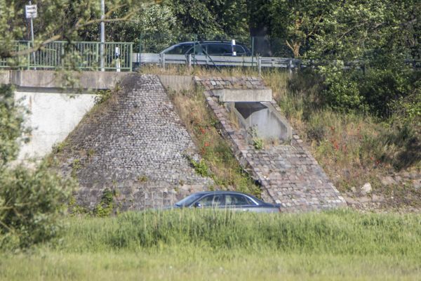 Angler fahren mit ihrem PKW vor bis zur Angelstelle...