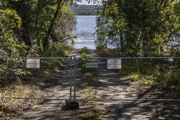 Zugang in den Nationalpark an der Miglitze, der Bauzaun, Foto aufgenommen während des Hochwassers im September 2024, stand noch bis Mitte Mai 2025.